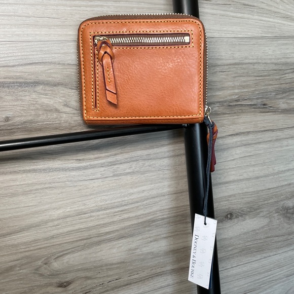NWT- Dooney & Bourke Florentine Leather Small Zip Around Wallet, NATURAL - Picture 4 of 7